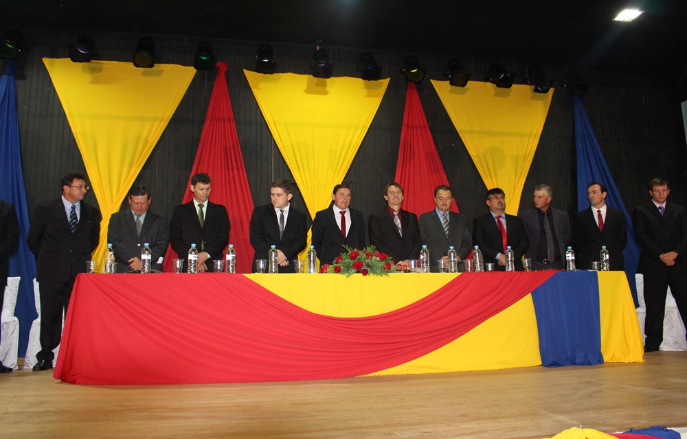 Ir para  <p>O prefeito e os vereadores eleitos na &uacute;ltima elei&ccedil;&atilde;o municipal&nbsp;foram empossados na manh&atilde; deste domingo (01/01), no Anfiteatro Municipal de Viadutos, em cerim&ocirc;nia que teve...